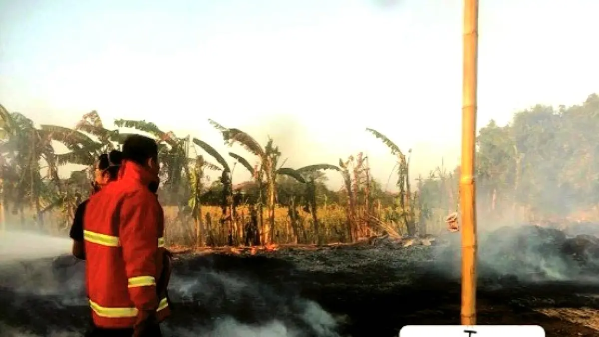 LUDES: Petugas damkar memadamkan api di lokasi kebakaran di Desa Aeng Sareh, Kecamatan Kota Sampang, Minggu (13/9). (DAMKAR UNTUK JPRM)