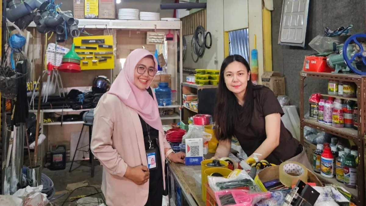 Mantri BRI Lubuklinggau, Teti Ernawati menemani pedagang.