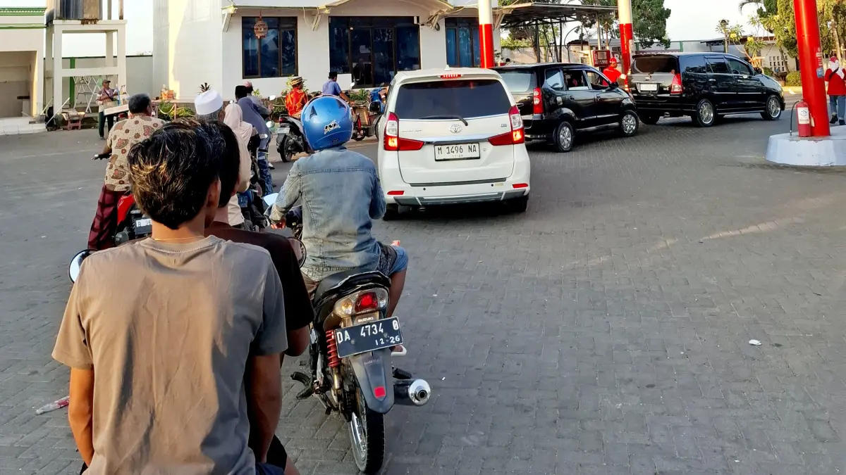 MENGULAR: Pengendara roda dua dan roda empat antre pengisian BBM di SPBU Lembung, Kecamatan Sepulu, Bangkalan, Minggu (13/9). (BAGUS S DHARMAWAN UNTUK JPRM)