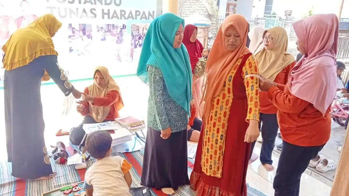 PERIKSA KESEHATAN: Warga menjalani pemeriksaan di posyandu ILP, Kelurahan Pangeranan, Bangkalan, Senin (7/9).
