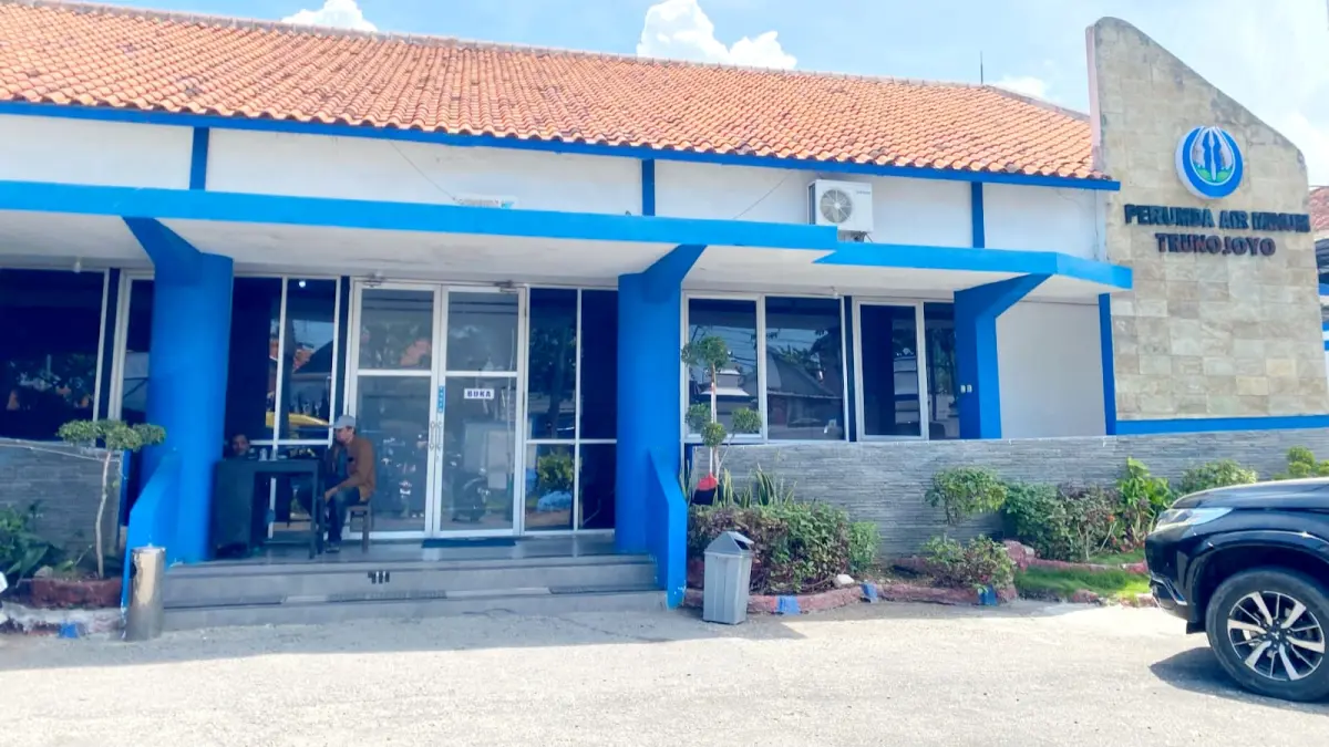 PENYALURAN: Petugas saat bersantai di depan kantor Perumdam Trunojoyo beberapa waktu lalu. (AYU LATIFAH/JPRM)
