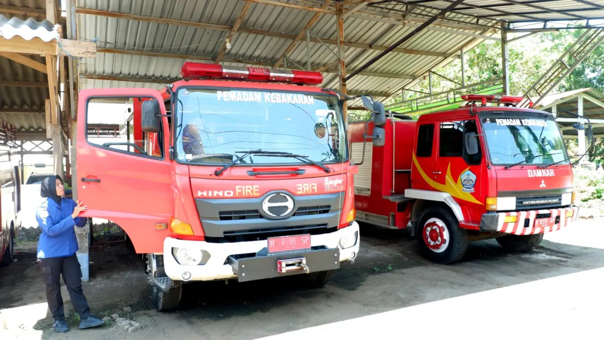 RUSAK BERAT: Petugas Damkar Satpol PP Bangkalan tengah mengecek armada di kantornya, Jumat (3/7). (VIVIN AGUSTIN HARTONO/JPRM)