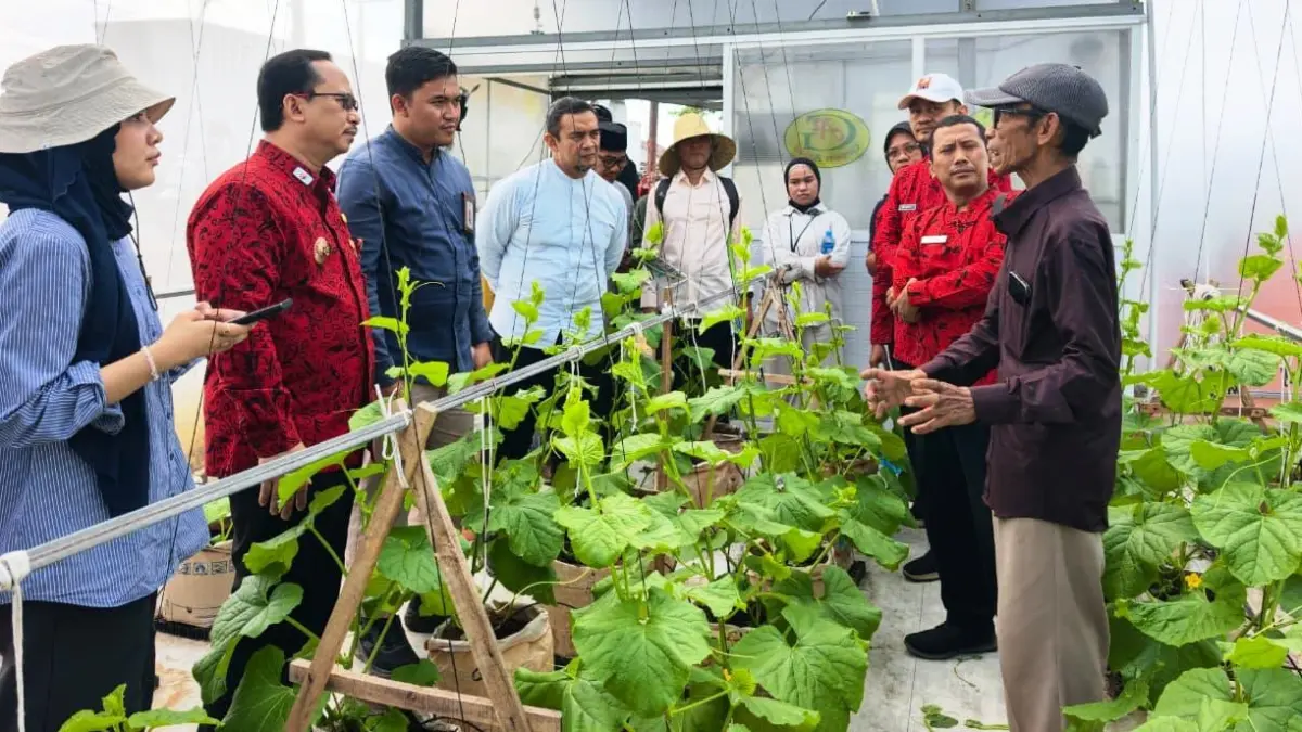 TURUN LANGSUNG: Kepala Bappeda Sumenep Arif Firmanto (kedua dari kiri) bersama Tim Bappenas dan jajaran saat mengunjungi kelompok tani di Desa Braji, Kecamatan Gapura.