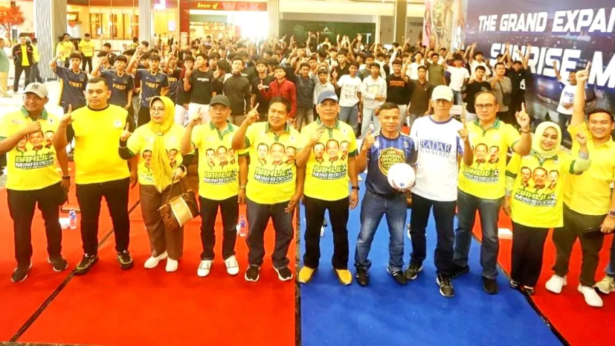 MENUJU PUNCAK: Anggota DPRD Jatim dari Fraksi Partai Golkar Sumardi, Direktur Jawa Pos Radar Mojokerto M. Nur Kholis, dan pimpinan DPD PG dari tiga daerah bersama tim peserta Turnamen Bahlil Mini Soccer Asyik Menuju Puncak dalam seremoni kickoff di Sunrise Mall Mojokerto, Sabtu (12/9).
