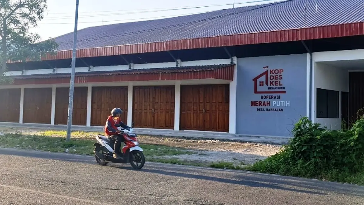 BELUM BEROPERASI: Pengendara melintas di depan KDMP di Desa Gedungan, Batuan, Sumenep, Selasa (25/8).