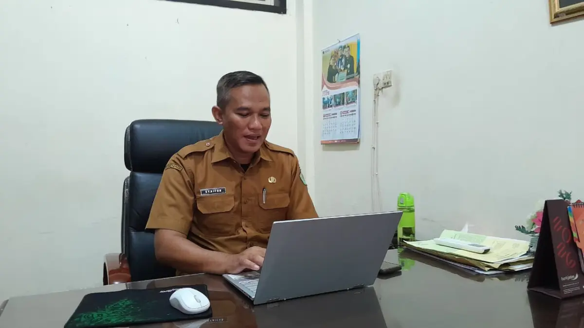 BUKA DOKUMEN: Kabag Organisasi Setkab Pamekasan Ach. Syaifurrahman saat ditemui di ruang kerjanya, Selasa (15/9).