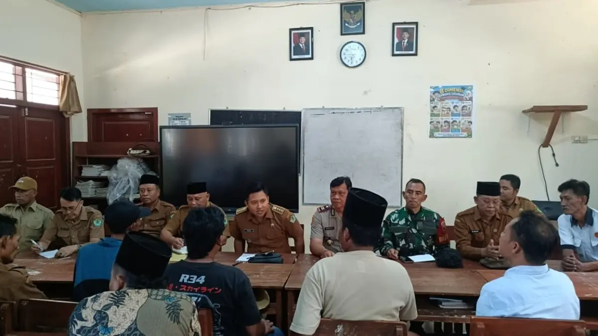 DATANGI SEKOLAH: Sejumlah wali murid melakukan audiensi di SDN Jambringin 2, Kecamatan Proppo, Senin (14/9).