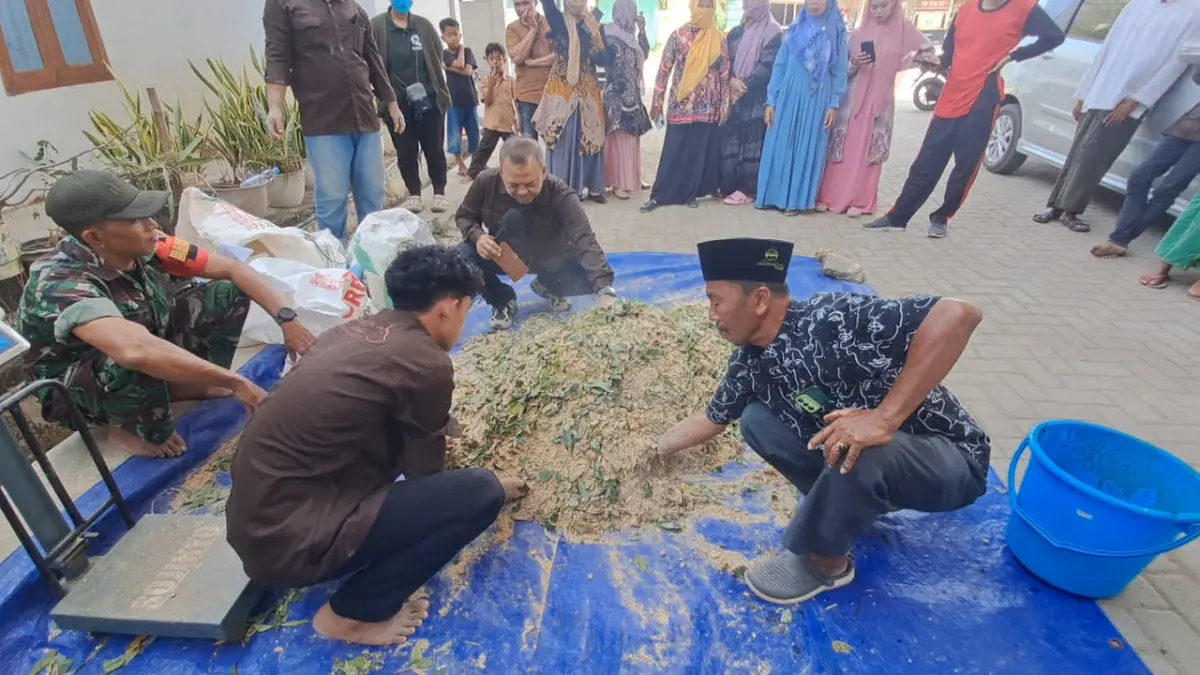 DIOLAH: Tim dari UTM mengembangkan inovasi pakan pelet sapi berbasis bahan baku lokal di Desa Rek Kerrek, Pamekasan. (UTM UNTUK JPRM)