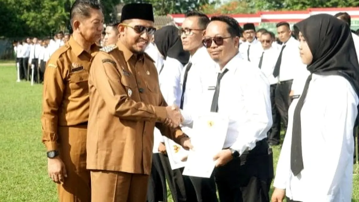 FOKUS: Bupati Sumenep Achmad Fauzi Wongsojudo saat melantik PPPK paro waktu di GOR A. Yani Sumenep. (PROKOPIM UNTUK JPRM)
