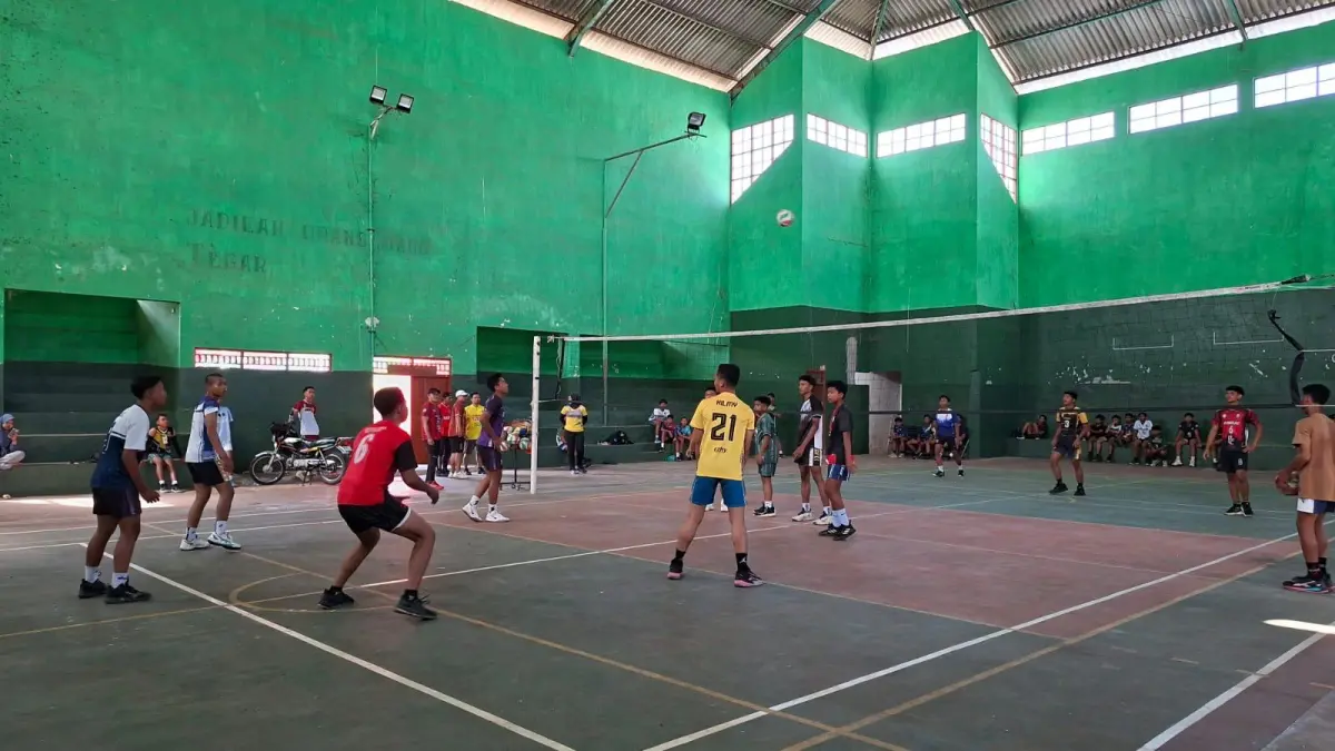 FOKUS: Sejumlah atlet PBVSI Sumenep sedang mengikuti seleksi pemain popda di GOR A. Yani, Desa Pabian, Kecamatan Kota, Rabu (26/8).