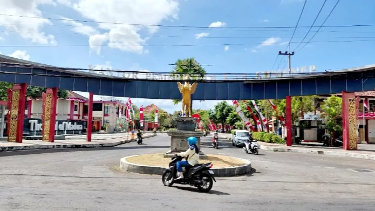 MEGAH: Pengendara melintas di depan kantor Pemkab Sumenep di Jalam Dr Cipto, Desa Kolor, Kecamatan Kota Sumenep, Jumat (28/8). (MOH. LATIF/JPRM)