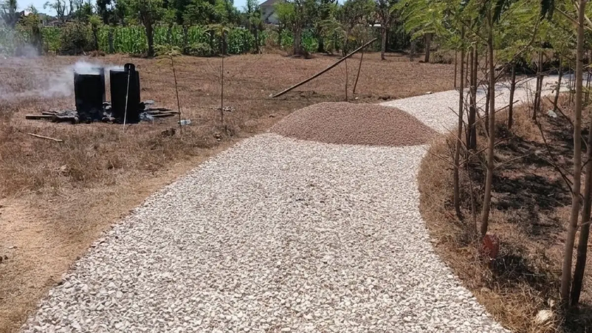 MEMBANGUN DESA: Proses pengaspalan jalan yang dilakukan Pemdes Sokobanah Daya di Dusun Lebak, Kamis (13/8). (PEMDES SOKOBANAH DAYA UNTUK JPRM)