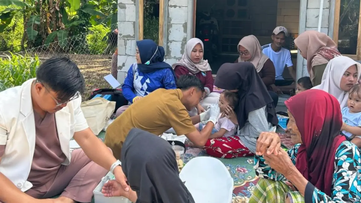 MENGABDI: Mahasiswa dan dosen Universitas Pesantren Tinggi Darul Ulum (UNIPDU) melakukan pemeriksaan kesehatan di Desa Dempol, Ketapang, Sampang.
