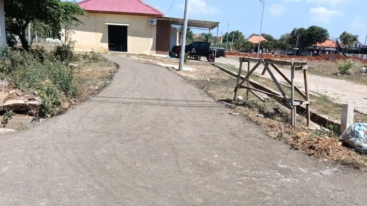 MULUS: Pengaspalan jalan di Dusun Lebak, Desa Sokobanah Daya, Kecamatan Sokobanah, selesai dikerjakan Kamis (13/8). (PEMDES SOKOBANAH DAYA UNTUK JPRM)