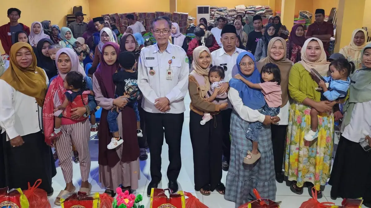 PEDULI: Kepala Dinsos P3A Sumenep Abd. Rahman Riadi foto bersama penerima bantuan kelompok rentan di aula kantormua Rabu (16/9). (Dinsos P3A Sumenep)