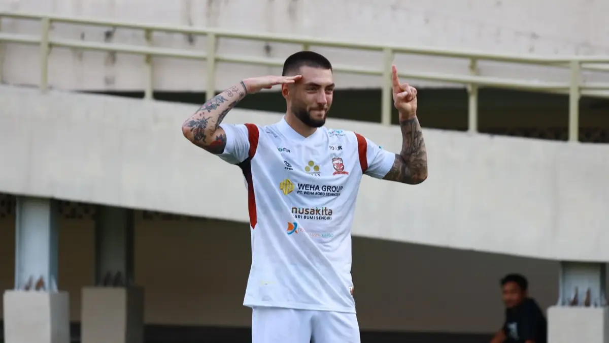SELEBRASI: Dimitar Mitkov merayakan gol bersama pemain Madura United lain di Stadion Maguwoharjo, Sabtu (12/9).