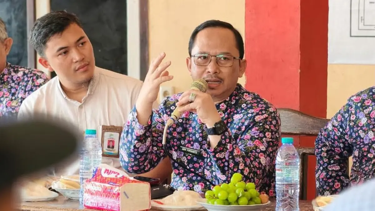 TEGAS: Kepala Bappeda Sumenep Arif Firmanto (pegang mikrofon) saat mendampingi Kementerian PPN/Bappenas di Kecamatan Kalianget.