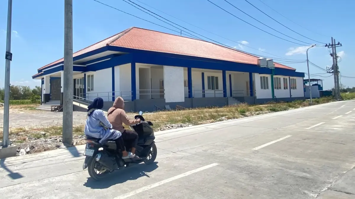 TERIK: Pengendara motor melintas di depan Labkesmas Jalan Raya Halim Perdanakusuma, Sampang, Senin (14/9). (AYU LATIFAH/JPRM)