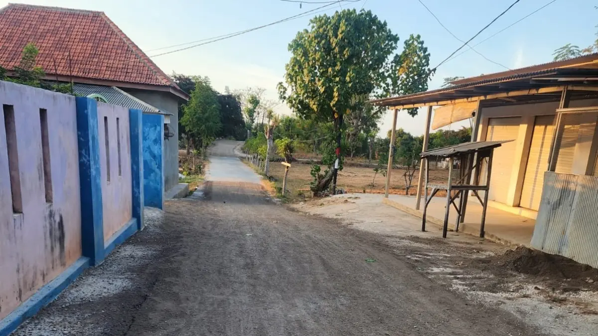 TUNTAS: Hasil pengaspalan jalan yang dilakukan Pemdes Bira Timur, Kecamatan Sokobanah, Sampang. (PEMDES BIRA TIMUR UNTUK JPRM)