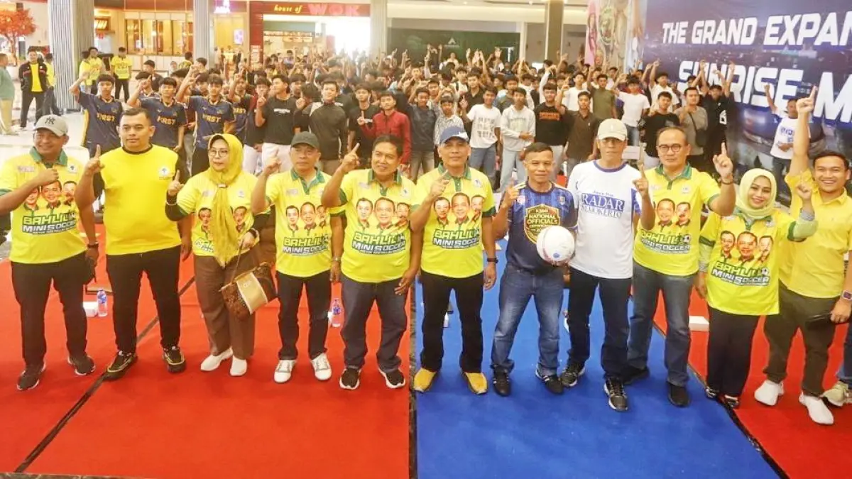 MENUJU PUNCAK: Anggota DPRD Jatim dari Fraksi Partai Golkar Sumardi, Direktur Jawa Pos Radar Mojokerto M. Nur Kholis, dan pimpinan DPD PG dari tiga daerah bersama tim peserta Turnamen Bahlil Mini Soccer Asyik Menuju Puncak dalam seremoni kickoff di Sunrise Mall Mojokerto, Sabtu (12/9).