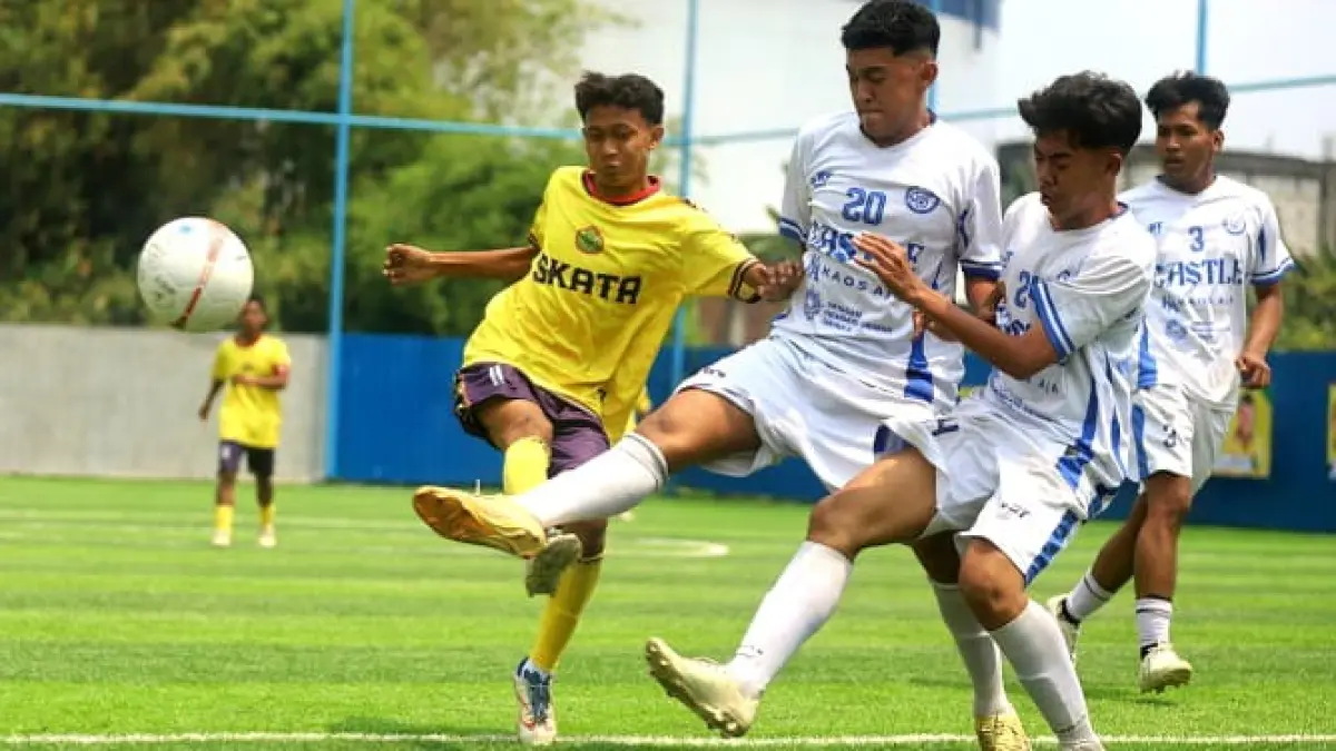 LAGA PERDANA: Tiga pemain SMAN 1 Puri (jersei putih) berebut bola dengan pemain Tamansiswa Mojokerto (jersei kuning) dalam Turnamen Bahlil Mini Soccer Asyik Menuju Puncak, di Asri Sport Center, Ngoro, Mojokerto, Kamis (17/9). Pertandingan tersebut dimenangkan tim Tamansiswa Mojokerto melalui drama adu penalti dengan skor 3-2. (SOFAN KURNIAWAN/JPRM)