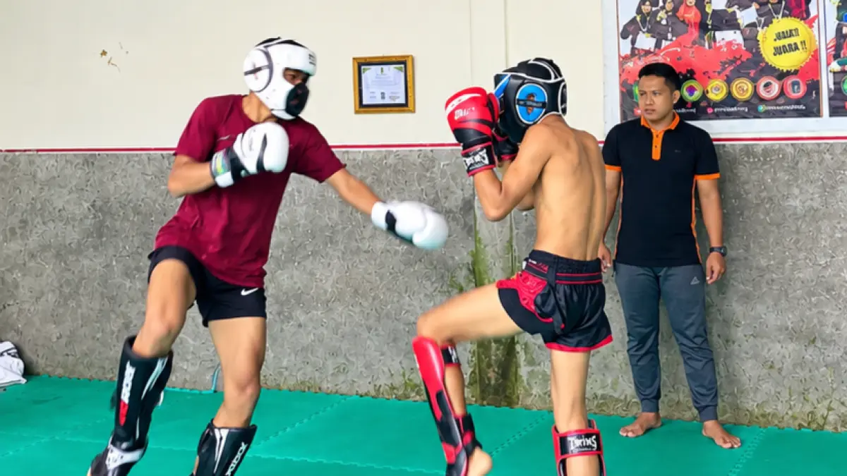 ANDALKAN KEKUATAN FISIK: Petarung MMA Pamekasan mengikuti latihan di Kecamatan Pakong, Sabtu (22/8).