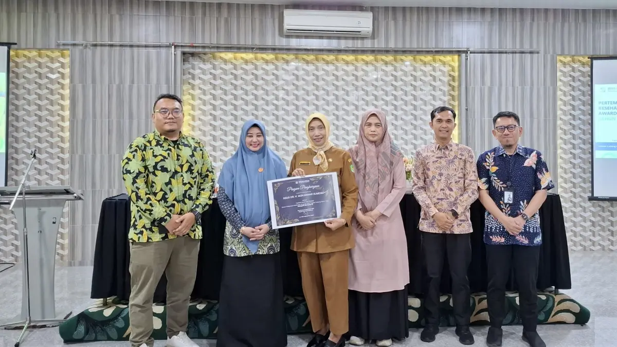 BANTUAN: Kepala Dinsos P3A Sumenep, Abd. Rahman Riadi foto bersama penerima bantuan kelompok rentan di aula Dinsos P3A Sumenep, Rabu (16/9).