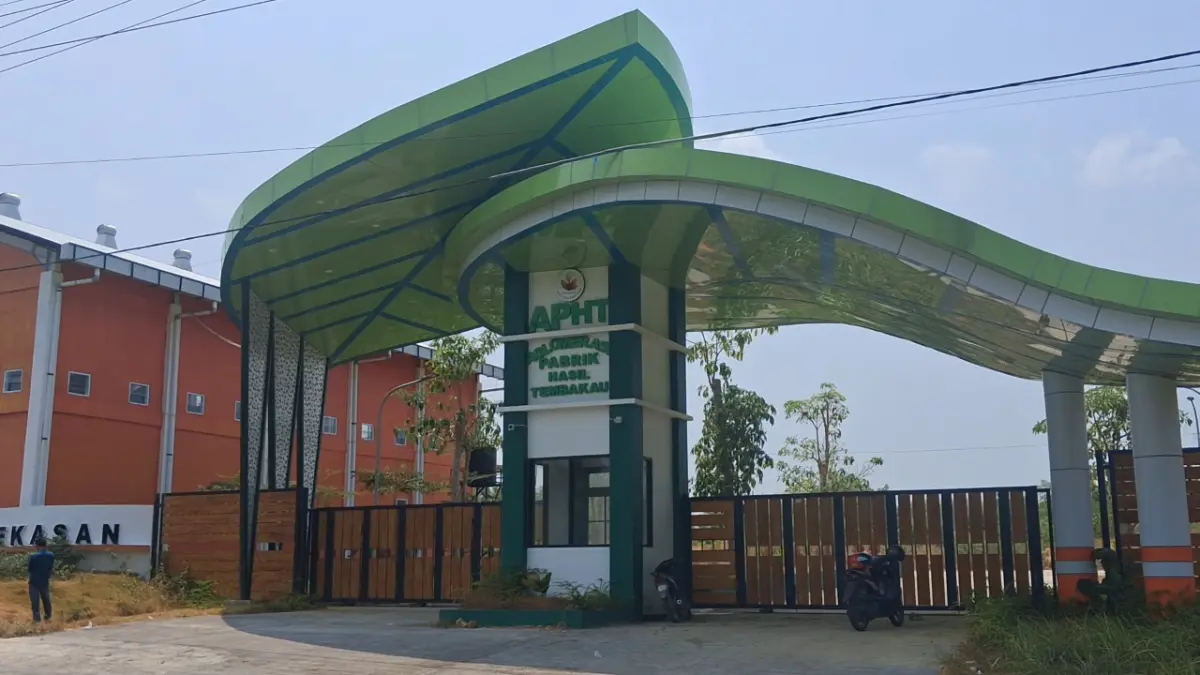 BELUM DIMANFAATKAN: Pengendara terlihat terparkir di pintu utama APHT, Selasa (16/9).