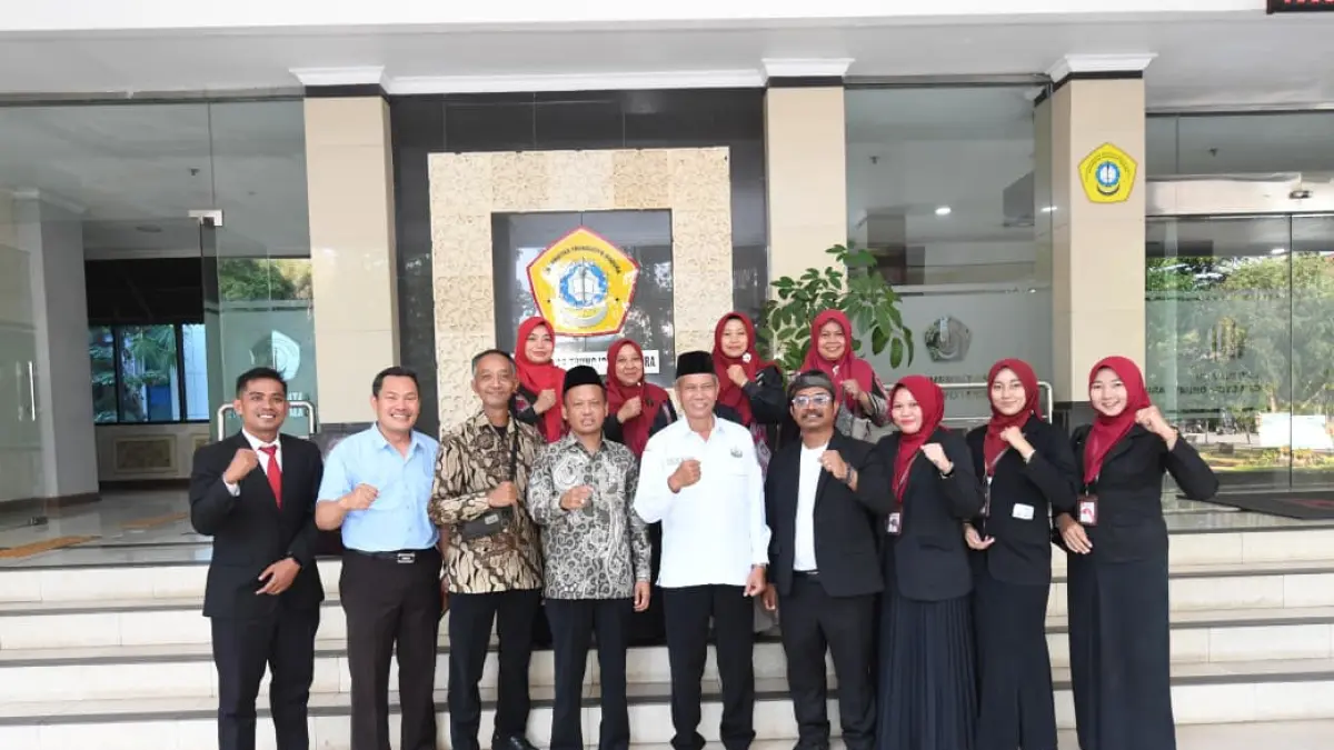 BERSINERGI: pimpinan dan jajaran dewan guru FIES bersama Rektor UTM di depan gedung Graha UTM, Rabu (16/9).