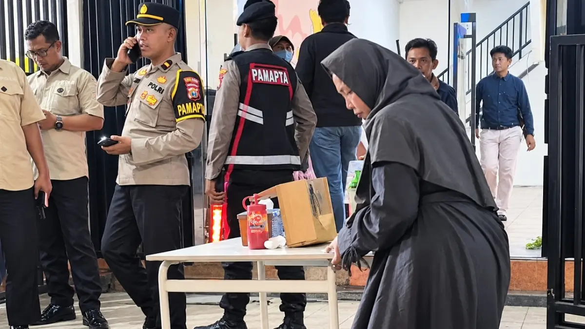 DISERBU: Puluhan warga menjarah Warung Seblak di Jalan Trunojoyo, Rabu (10/9) malam.