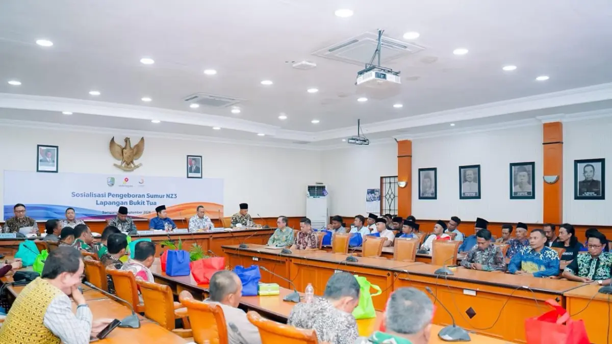 DUDUK BERSAMA: SKK Migas dan Searah mensosialisasikan rencana pengeboran pengembangan sumur Bukit Tua kepada Pemkab Sampang dan masyarakat.