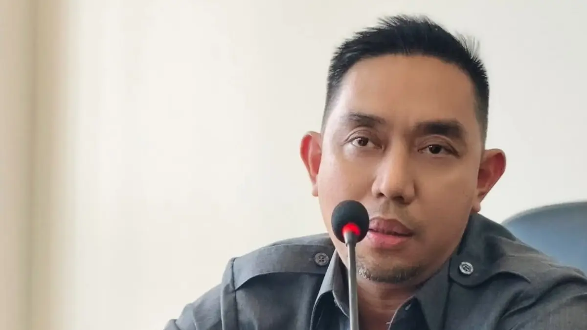 FOKUS: Anggota Komisi I Hairul Anwar saat mengikuti rapat di kantor DPRD Sumenep.