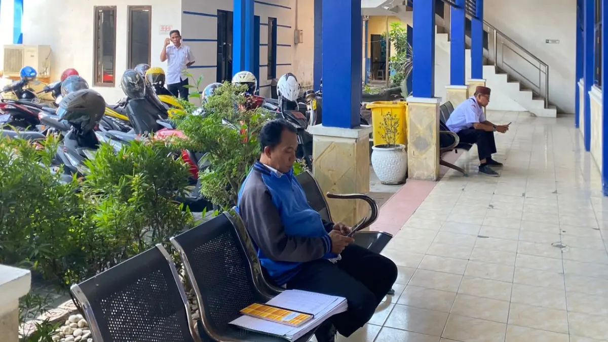 ISTIRAHAT: Warga saat berada di Kantor BPPKAD Sampang yang terletak di Jalan Rajawali Nomor 4, Rabu (16/9).