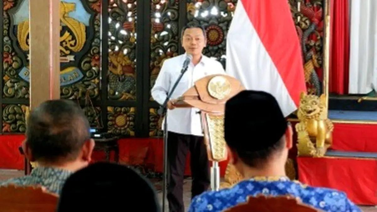 MENGARAHKAN: Wamen Dikdasmen Fajar Riza Ulhaq memberikan pembinaan kepada para Kepsek di Pendopo Agung Bangkalan Kamis (17/9). (VIVIN AGUSTIN HARTONO/JPRM)