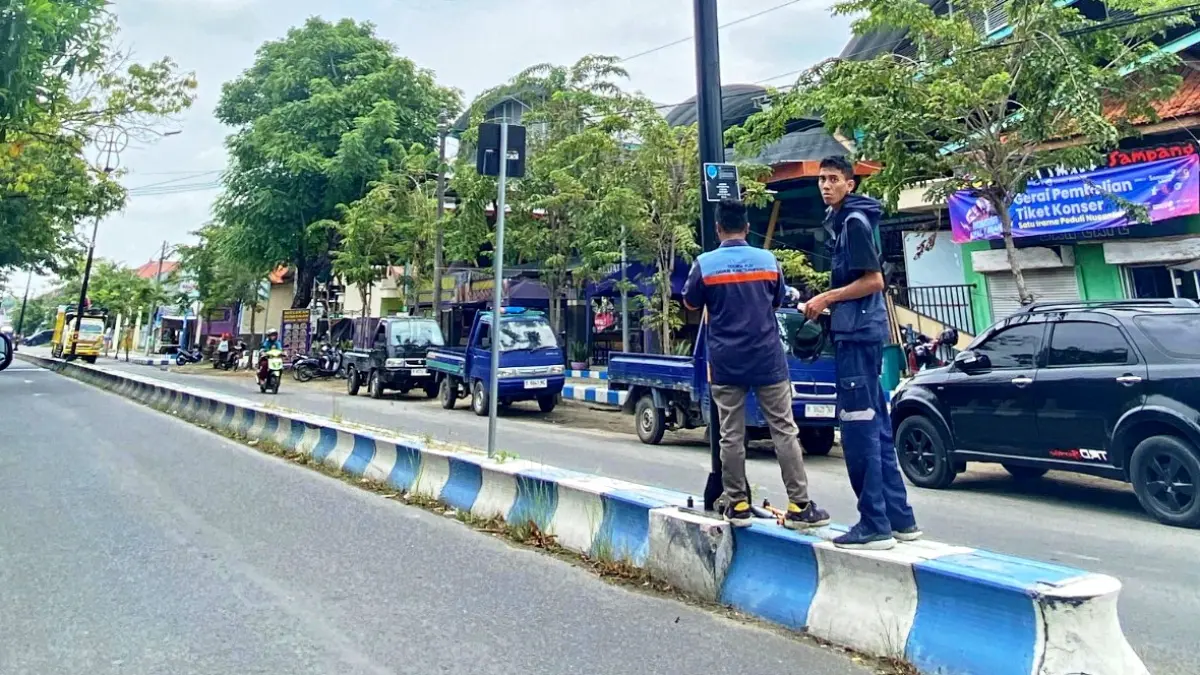 PERBAIKAN: Petugas saat memperbaiki PJU di Jalan Syamsul Arifin (4/2).