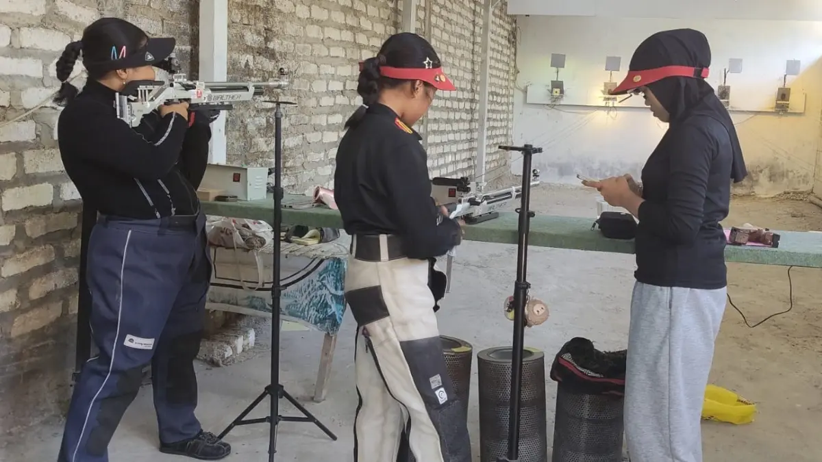 RUTIN: Atlet Perbakin Sampang mengikuti latihan rutin di lapangan menembak Perbakin Sampang, di Desa Gunung Maddah, Kecamatan Kota, Sampang, Minggu (13/9).