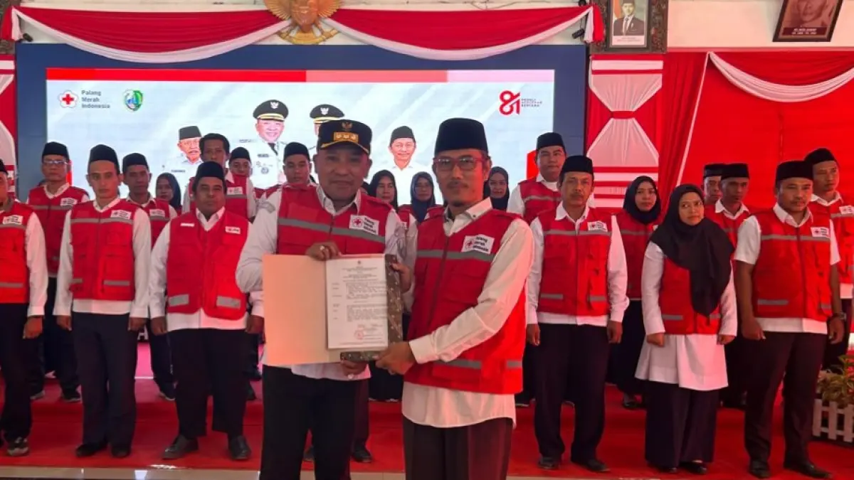 SIMBOLIS: Bupati Sampang Slamet Junaidi menyerahkan SK pada salah satu pengurus PMI Kecamatan di Pendopo Trunojoyo Sampang Kamis (17/9). (UBAIDILLAHIR RA’IE/JPRM)