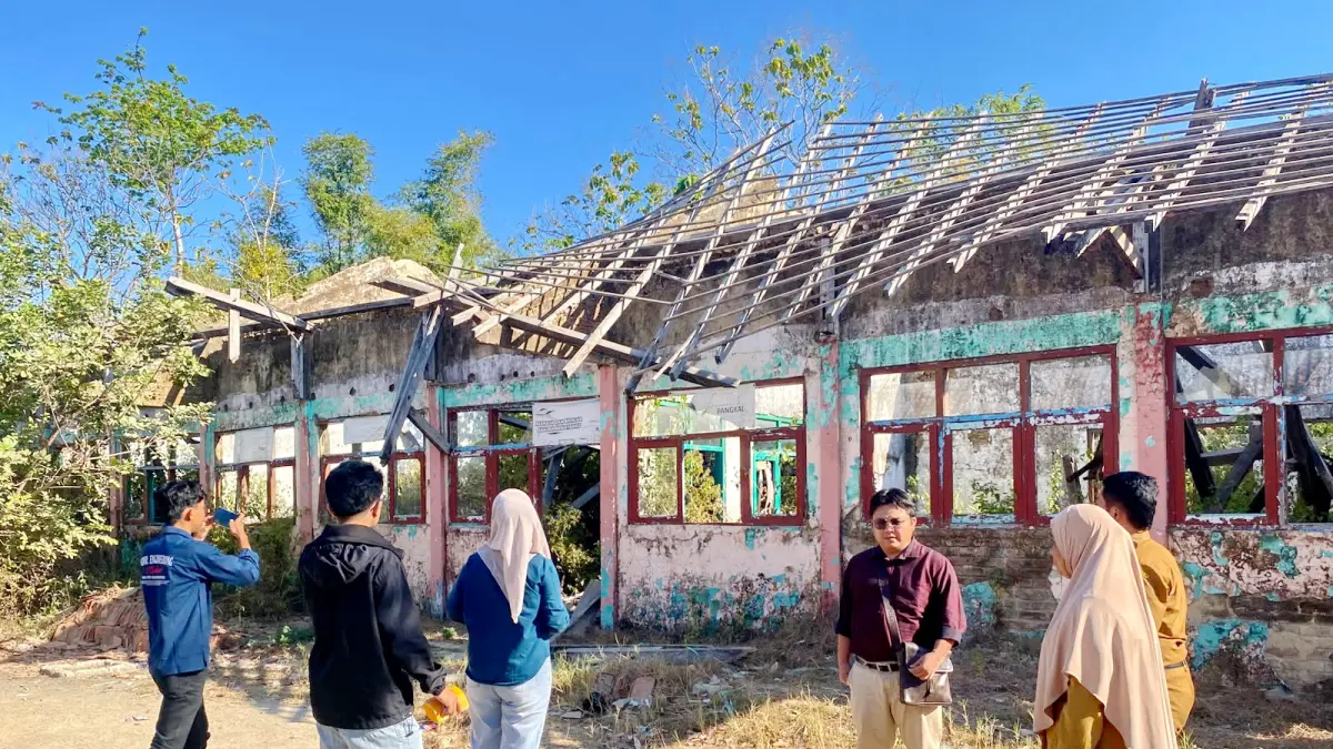 SURVEI: Tim Kemendikdasmen bersama Dispendik Bangkalan meninjau SDN Pakaan Laok 1 untuk dilakukan pengukuran, Selasa (15/9).
