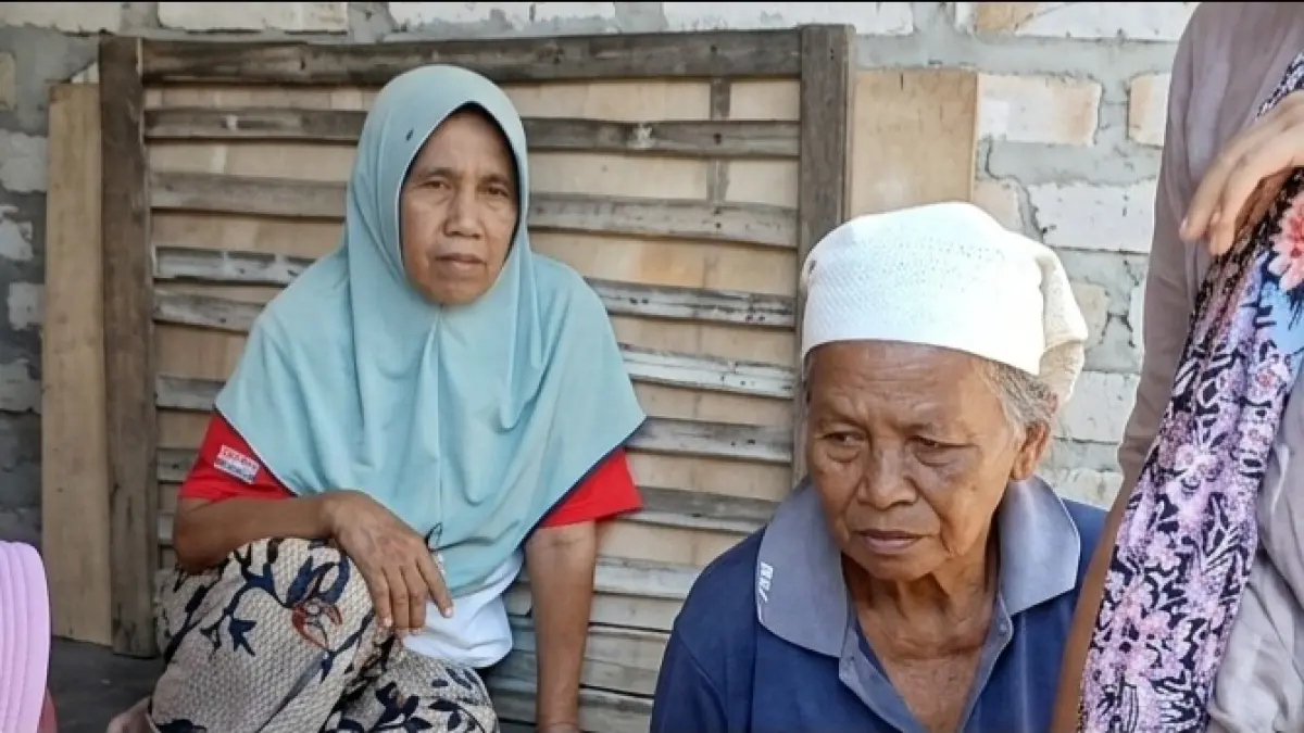 TERDIAM: Korban dugaan hipnosis di Kecamatan Larangan duduk bersama warga, Selasa (16/9).
