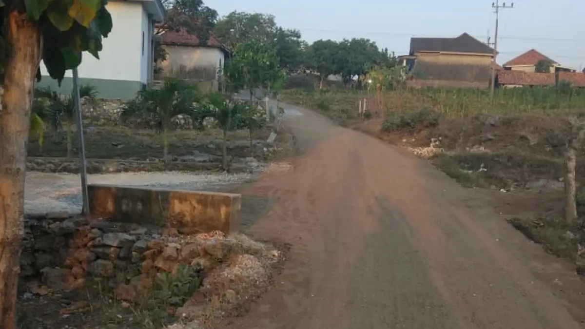 TUNTAS: Pengaspalan jalan di Desa Sokobanah Tengah, Kecamatan Sokobanah Sampang, selesai dikerjakan. (PEMDES SOKOBANAH TENGAH UNTUK JPRM)