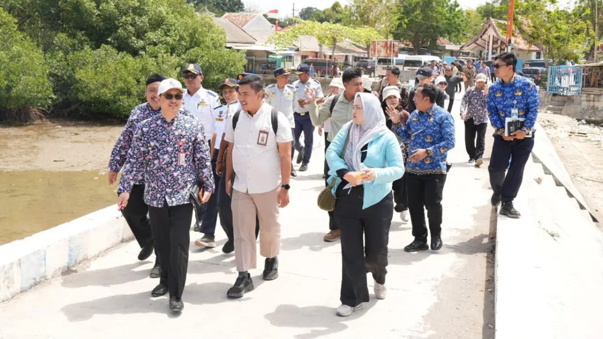 TURUN LANGSUNG: Kepala Bappeda Sumenep Arif Firmanto (topi putih) saat mendampingi tim Kementerian PPN/Bappenas bersama jajaran lainnya di pelabuhan wisata Kalianget.
