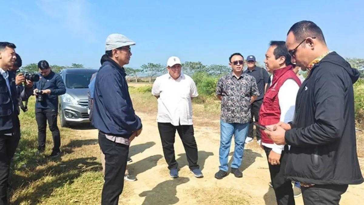 TURUNG LANGSUNG: Tim dari Kementerian Sosial RI saat meninjau langsung lahan baru SRT di Desa Gunggung, Kecamatan Batuan, Sumenep, Sabtu (9/8).