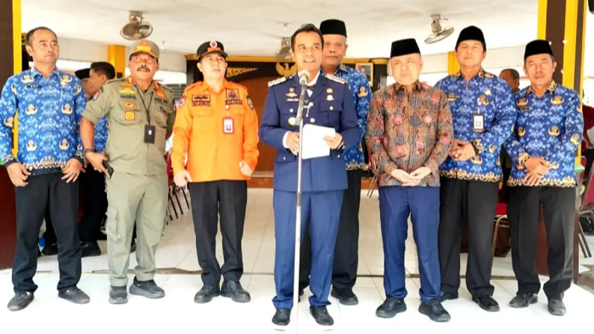 VISIONER: Bupati Bangkalan Lukman Hakim menyampaikan sambutan saat me-launching program Bola Bangkit Kumara di kantor Kecamatan Kota Kamis (17/9). (PROKOPIM UNTUK JPRM)