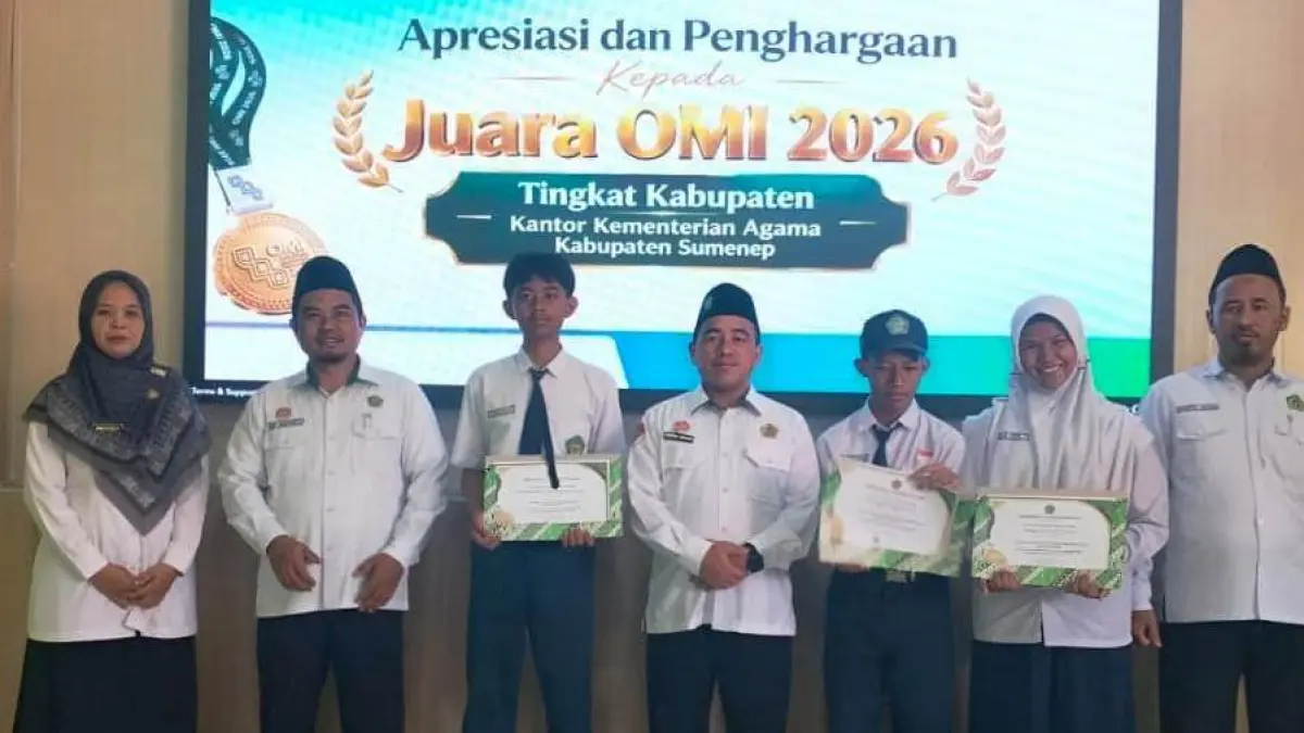 BERPRESTASI: Tiga siswa MTsN 1 Sumenep peraih juara OMI tingkat kabupaten Rengga Hidayatullah, Najwa Ilahiyah Shafa, dan Aflahalkafa Mohammad foto bersama Kepala Kantor Kemenag Sumenep Abdul Wasid setelah menerima penghargaan di Aula Al-Ikhlas Kemenag, Selasa (15/9).