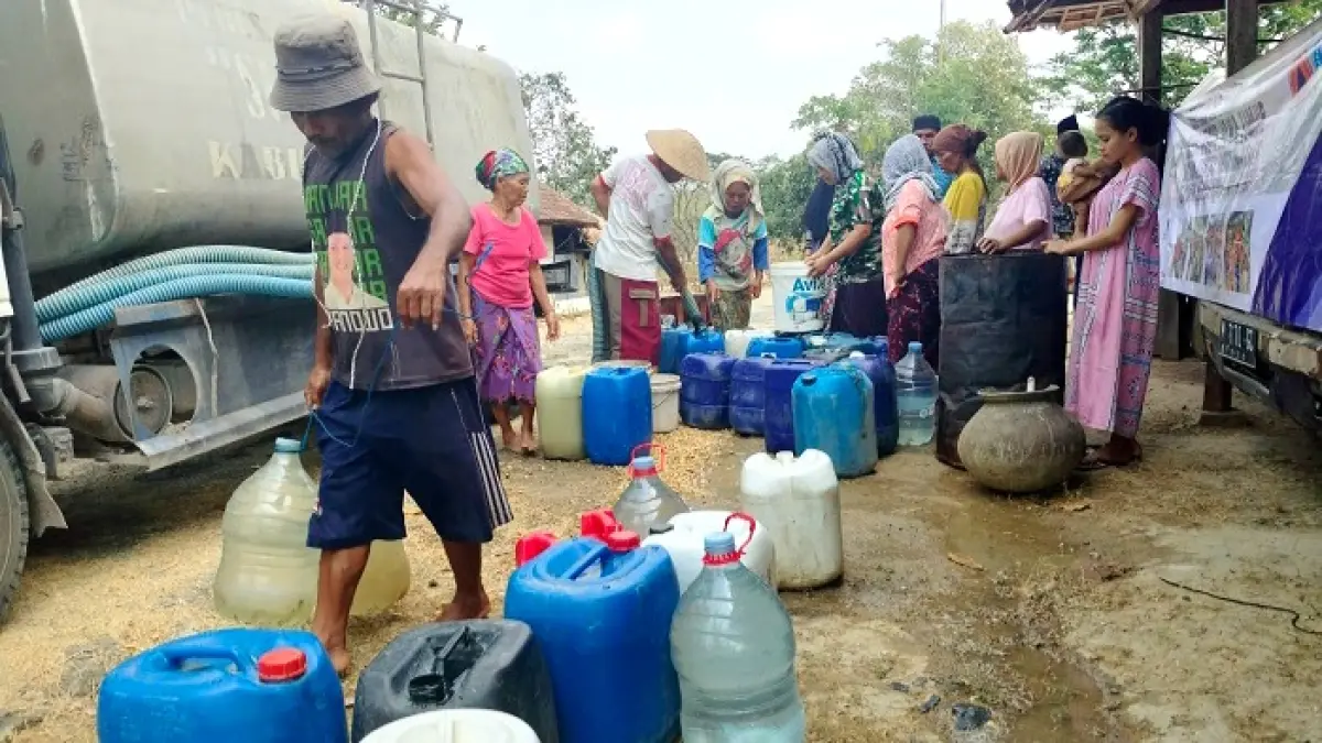 ANTRE: Warga Desa Kanegarah, Kecamatan Konang, Bangkalan, tengah antre air bersih Kamis (17/9). (BPBD BANGKALAN UNTUK JPRM)