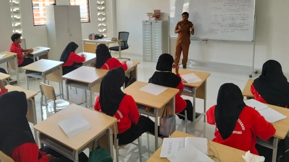 ANTUSIAS: Siswa SMA SRT Kabupaten Sampang mengikuti kegiatan pembelajaran, Senin (14/9).