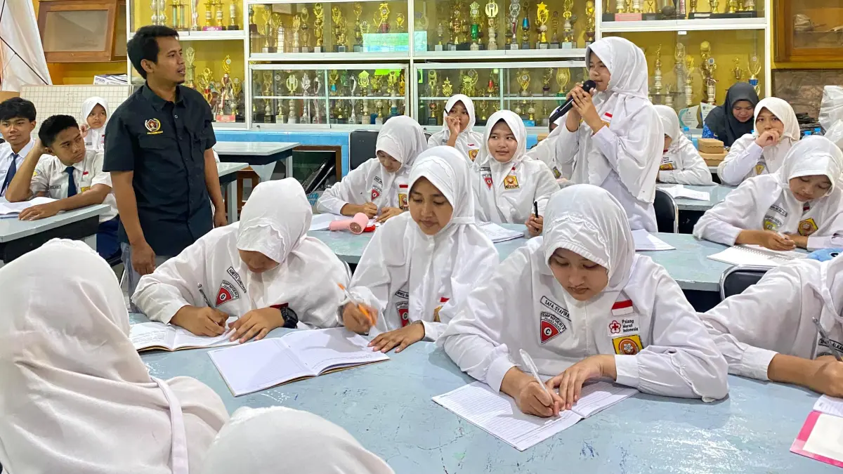 ANTUSIAS: Siswa SMPN 2 Pamekasan mengikuti pelatihan jurnalistik, Kamis (17/9).