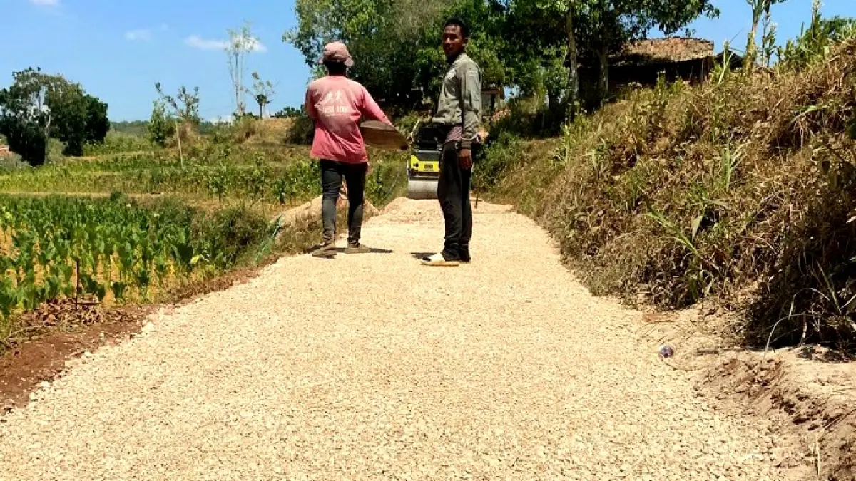 DIKERJAKAN: Pekerja sedang berada di lokasi pekerjaan pengaspalan jalan di Desa Tamberu Laok, Kecamatan Sokobanah, Sampang. (PEMDES TAMBERU LAOK UNTUK JPRM)