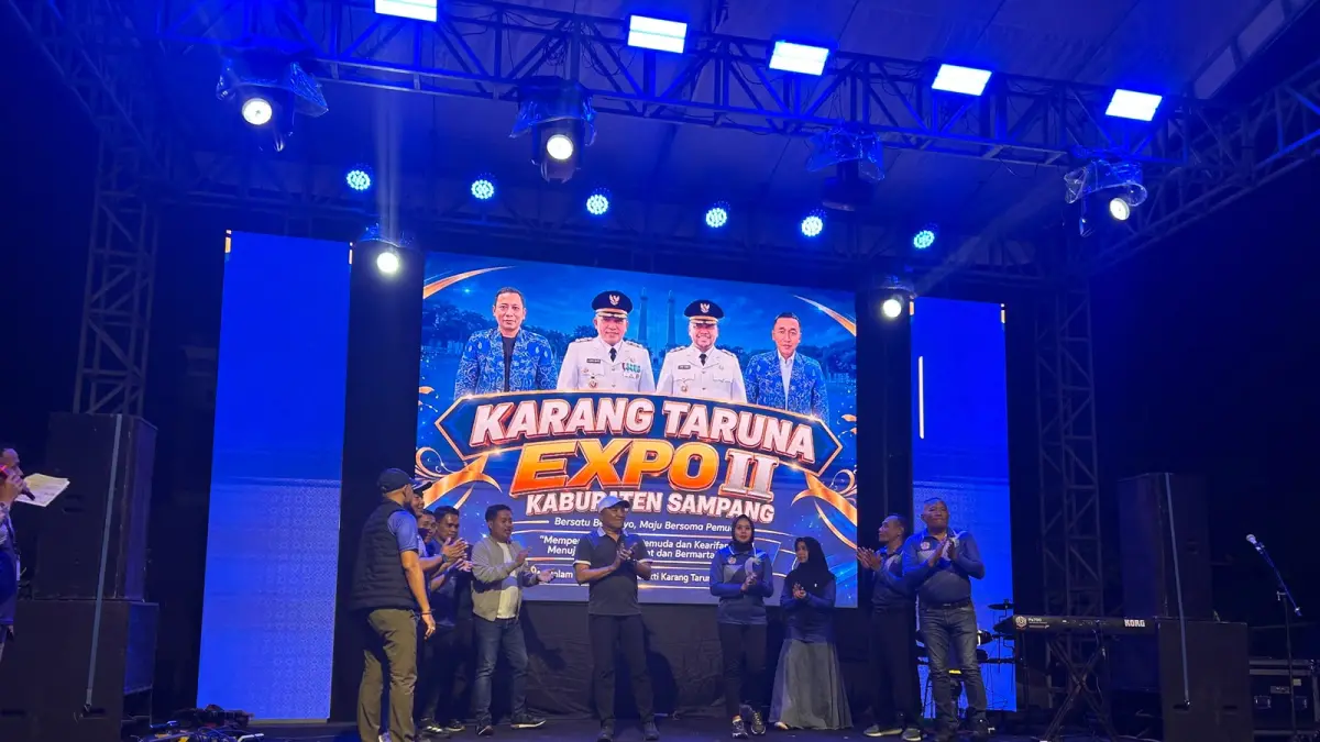 DIMULAI: Bupati Sampang Slamet Junaidi bersama Ketua DPRD Sampang Rudi Kurniawan dan Ketua Katar Sampang Jakfar saat membuka Karang Taruna Expo II, Kamis (17/9) malam.