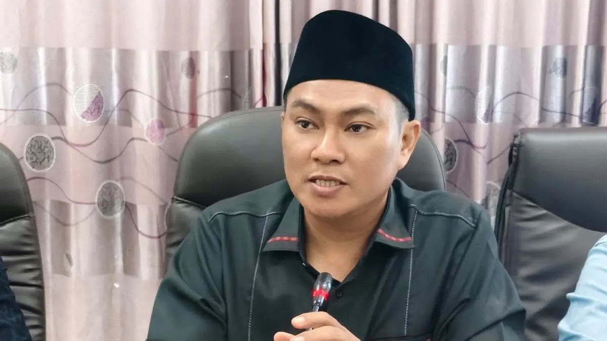 FOKUS: Ketua Komisi III DPRD M. Muhri memimpin rapat di ruang kerjanya.